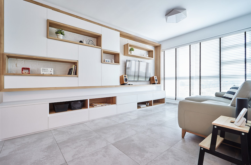 ruang tamu minimalis dengan built-in furniture